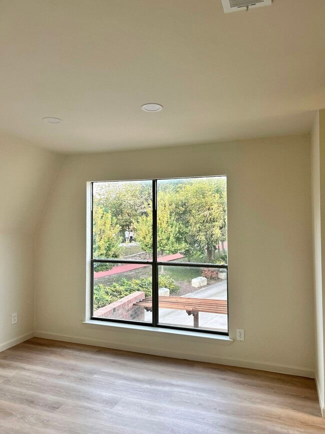 Building Photo - 3919 Buena Vista St