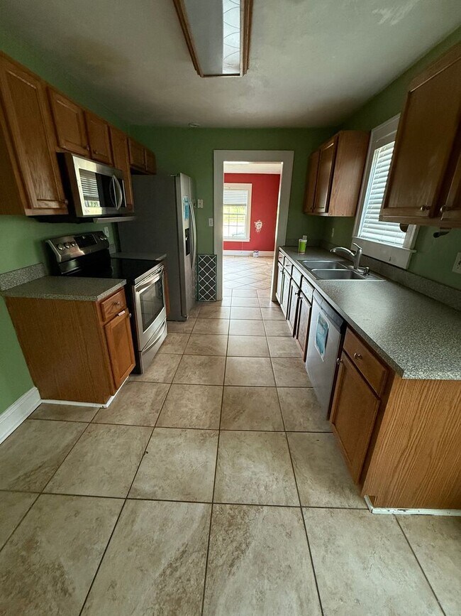 Building Photo - 4/3 House off of Bellevue! Available August 2026!