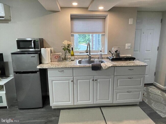 Building Photo - 3616 Oval Dr