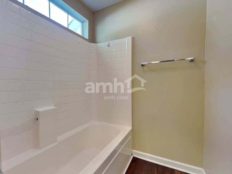 Building Photo - 634 Coopers Ln N