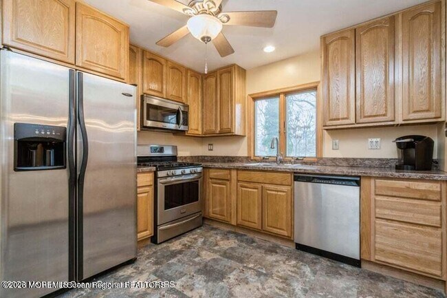 Building Photo - 37 Pine Tree Dr