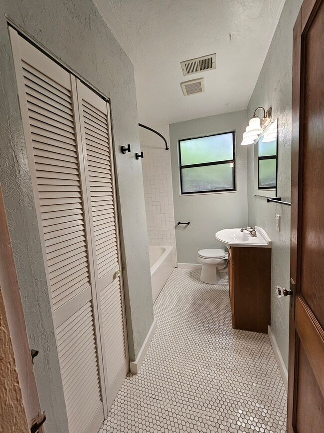 Building Photo - 2 Bedroom/2 Bath home near Duck Pond and Citizens Field