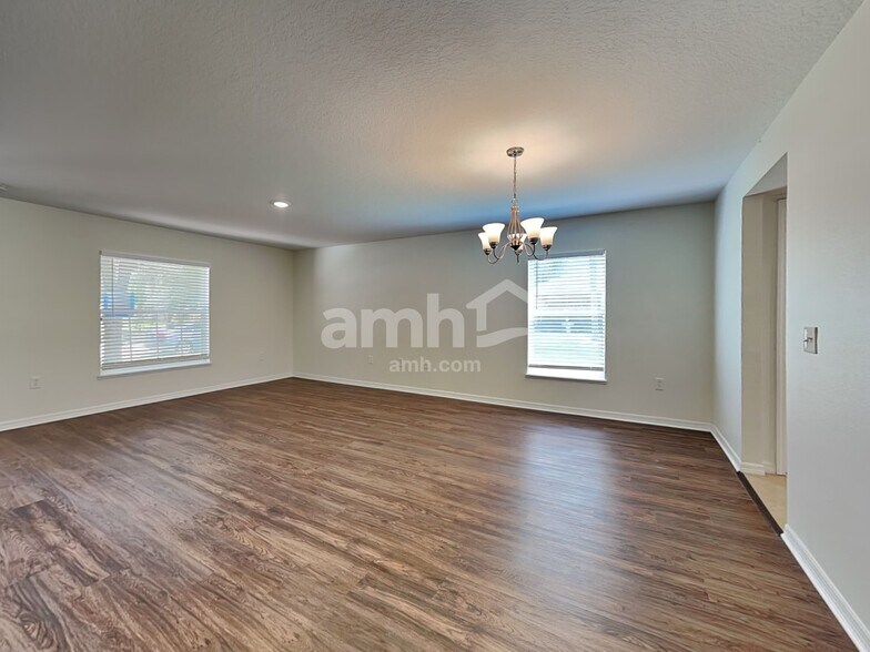 Building Photo - 715 Valrico Hills Ln