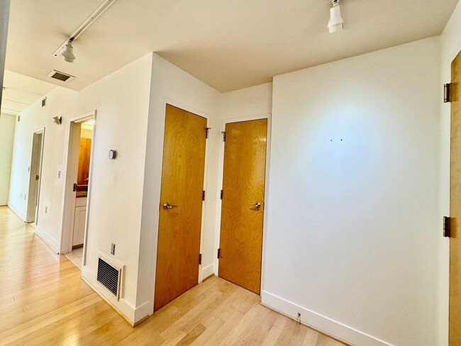 Building Photo - STYLISH 1 BED + DEN 1.5 BA and BALCONY  in...