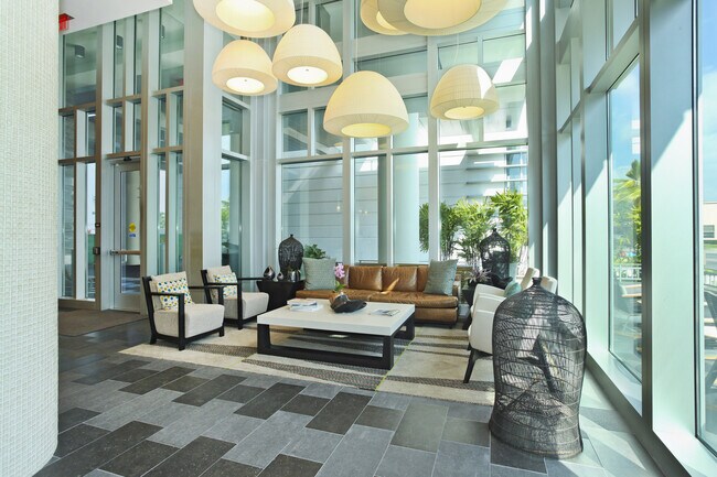 Building Photo - Live in the Heart of Kakaako!