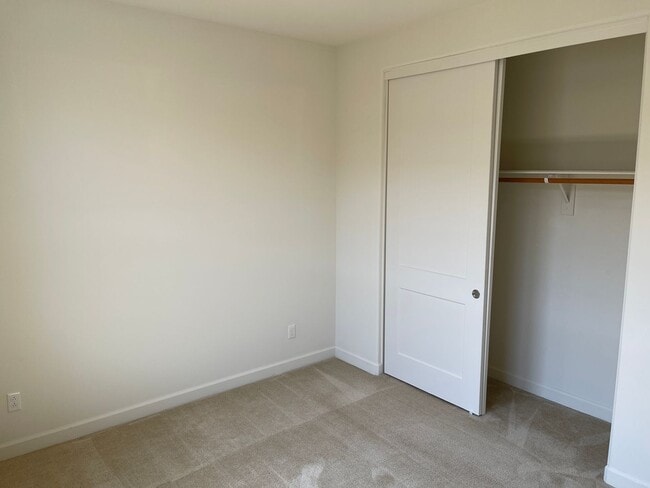 Building Photo - Large 5 Bed / 3 Bath Standalone unit in Lo...