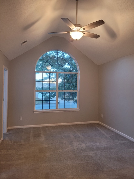 Building Photo - 3042 Knoll View Pl