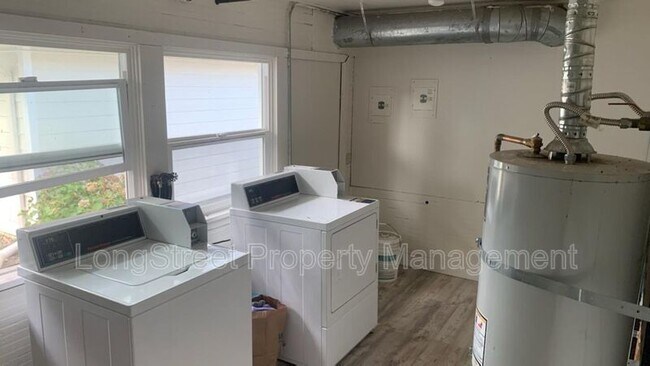 Building Photo - 350 SE Lilly