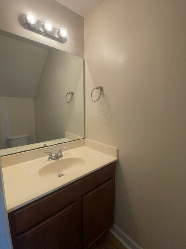 Building Photo - Charming 2 Bedroom Townhouse