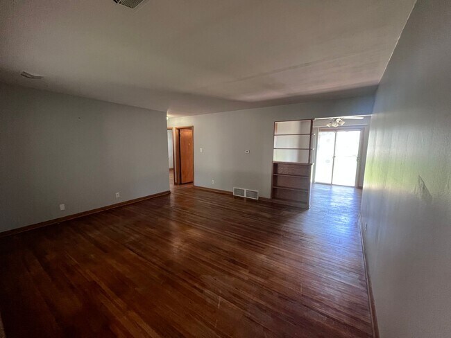 Building Photo - 3 Bedroom / 1 Bath House