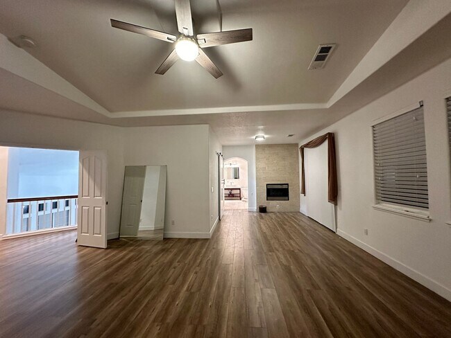 Building Photo - 5701 W Country Ave