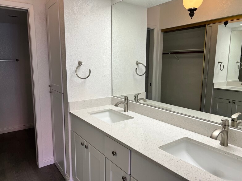 master bath - 839 S Westwood