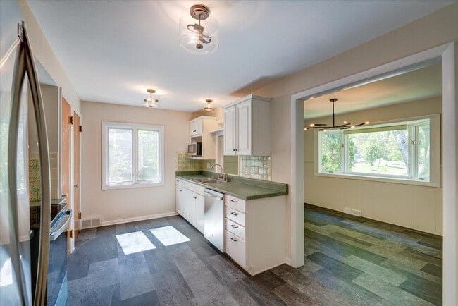 Building Photo - 401 Merrill Crest Dr