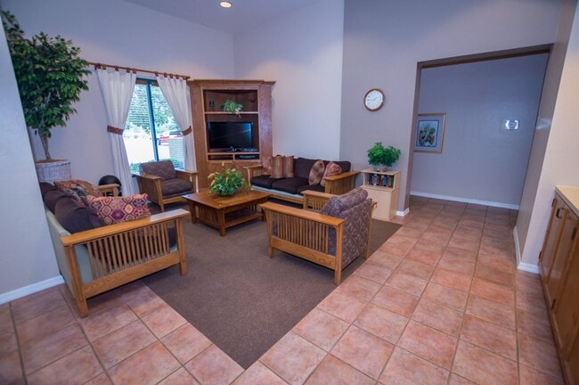 Building Photo - Great Open Floor Plan 3 Bedroom, 2 Bath, Central A/C in Holiday Subdivision!