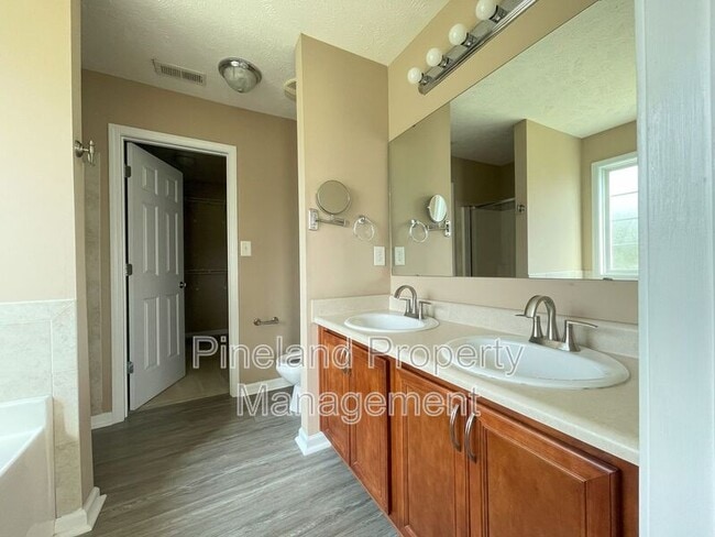 Building Photo - 395 Americana Dr