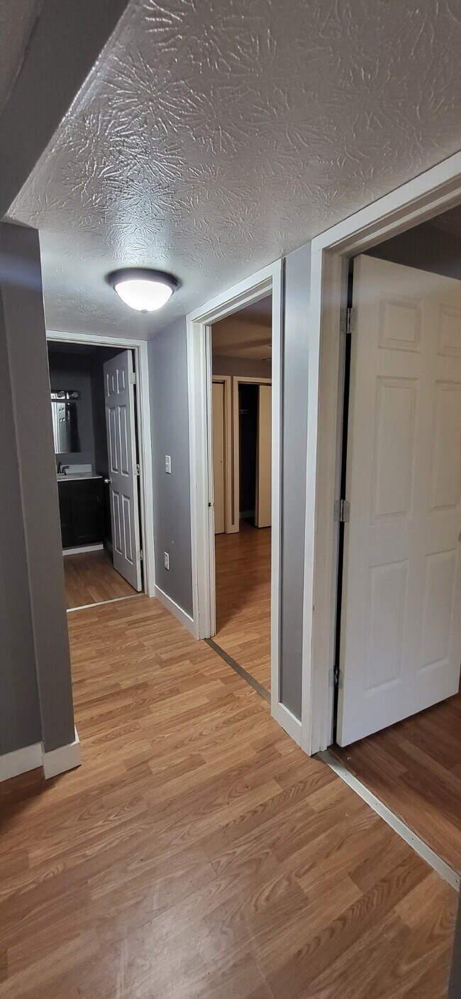 Building Photo - 2 Bedroom Country apartment