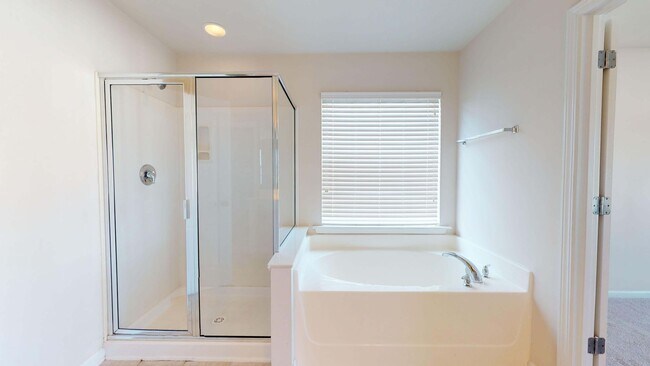 Building Photo - Beautiful 4 Bedroom Home in the vibrant city of Raleigh!