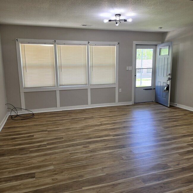 Building Photo - Beautiful 4 bedrooms and 2 full baths home located on E 113th St in Kansas City, MO