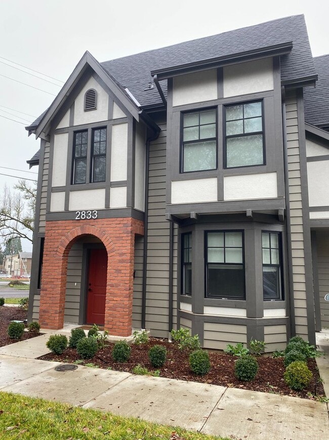 Building Photo - Deluxe 5 bedroom Campus House