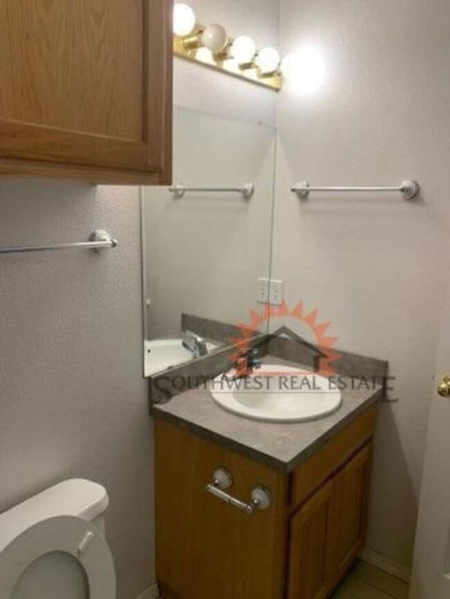 Building Photo - Great 2 bed 2 bath apartment