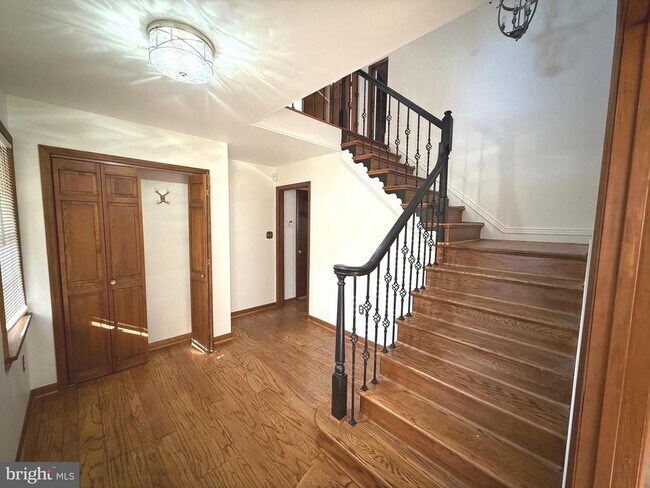 Building Photo - 9608 Burke View Ave