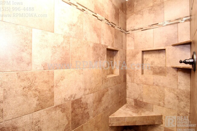 Building Photo - OVER 2000 SQ FT!!   5 Bedroom, 3.5 Bath Home in Urbandale