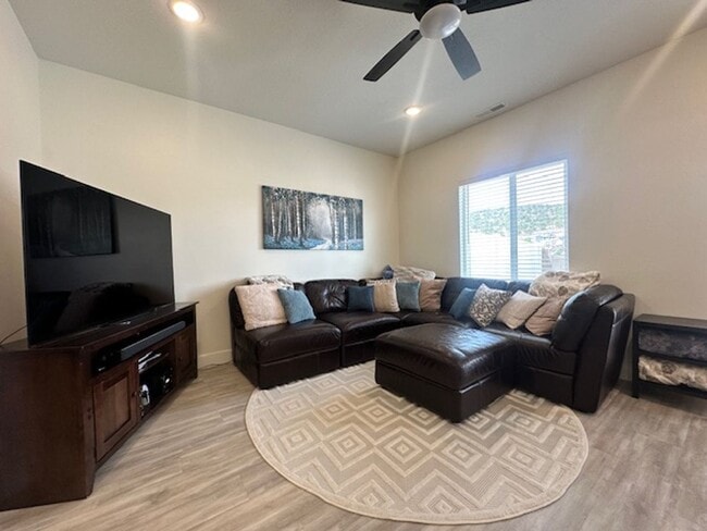 Building Photo - Move in Discount! 3 bedroom - 2.5 bathroom...