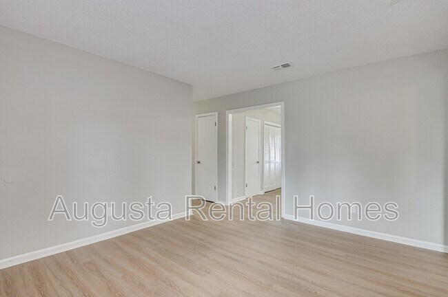 Building Photo - 208 Foxdale Dr