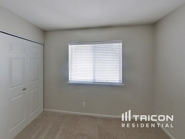 Building Photo - 5033 Golfridge Dr