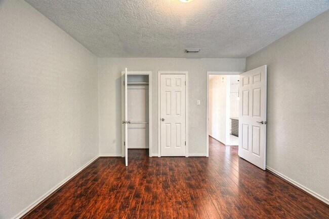 Building Photo - 5103 Temple Bell Dr
