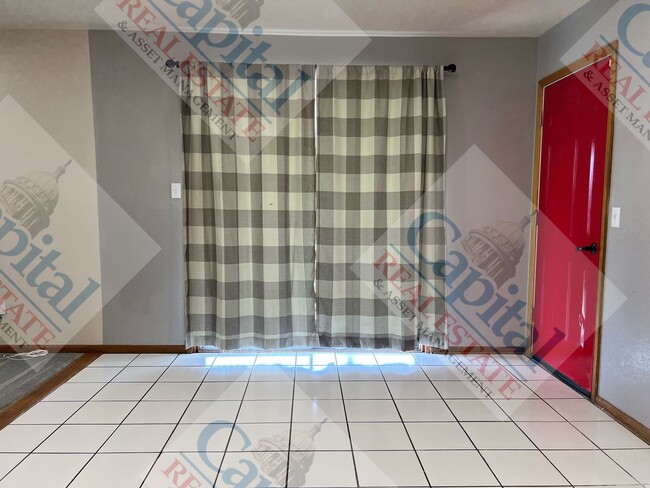 Building Photo - Charming 3 Bedroom