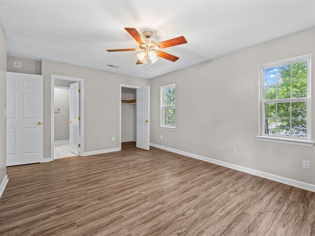 Building Photo - Country Club Area!