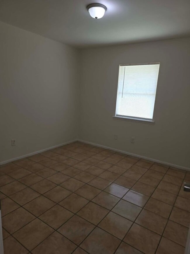 Building Photo - 2 bed Duplex Unit in NE Pensacola off N Davis Highway