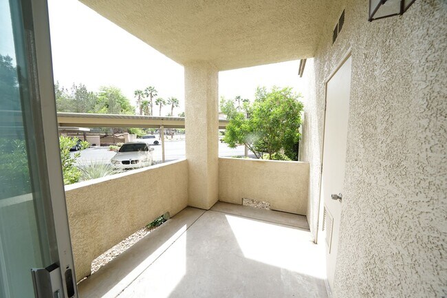 Building Photo - SHOWINGS AVAILABLE NOW