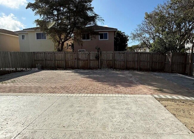 Building Photo - 390 NE 35th Ave