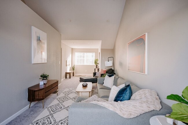 Building Photo - Stunning 2023 - Built Townhome near Edgewater