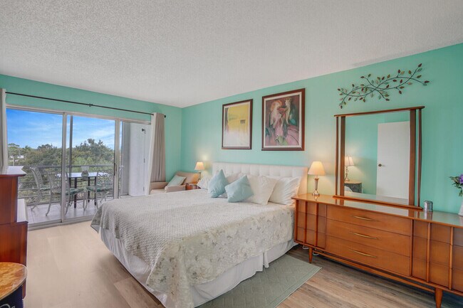 Building Photo - 3959 Via Poinciana