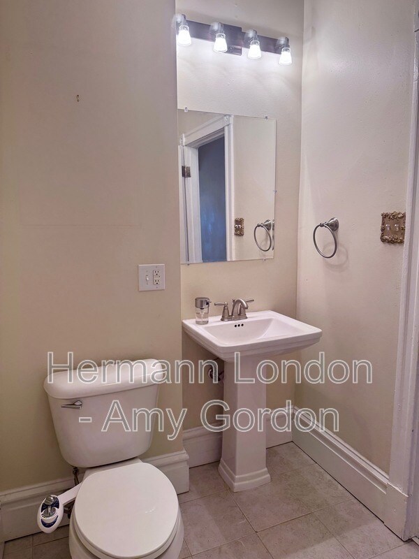 Building Photo - 2933 Victor St