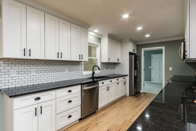 Building Photo - Newly renovated 4 Bedroom 3 Bathroom Home ...