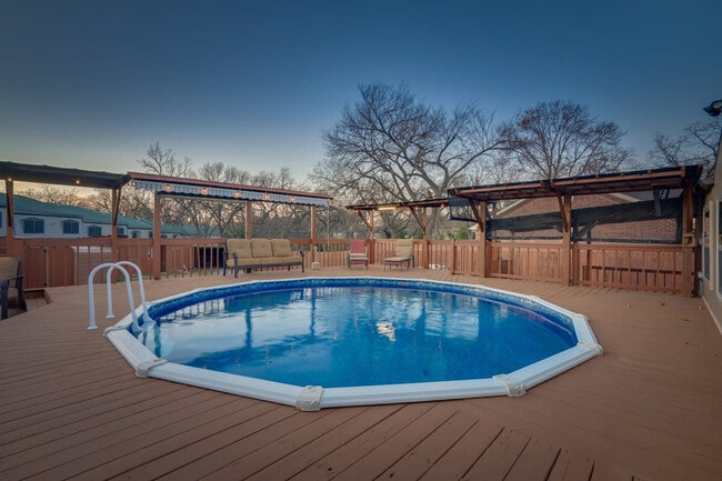 Building Photo - 7809 Claremont Dr