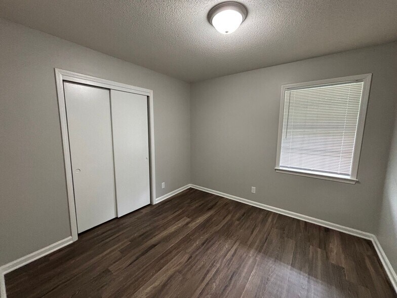 Building Photo - Welcome to this charming 3-bedroom, 1.5-ba...
