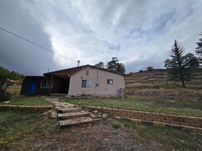 Building Photo - *LEASE PENDING* For Rent: 2 Bed/1 Bath Hom...