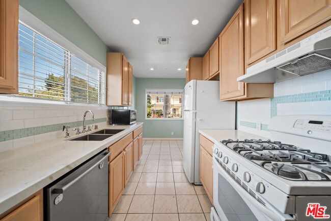 Building Photo - 1453 S Durango Ave