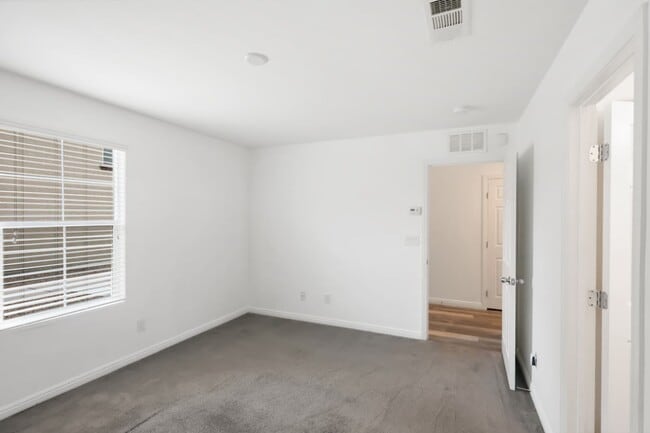 Building Photo - 3 Bed, 2 Bath Townhome Just Outside of Nel...