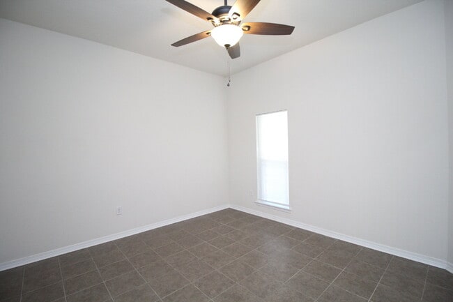 Building Photo - Coming March 16th — Upgraded 3-Bed, 2-Bath Pace Home in The Woodlands with Open Floor Plan, Bonus...