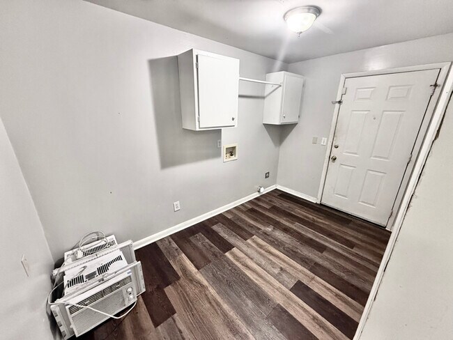 Building Photo - 118 S Tillman St