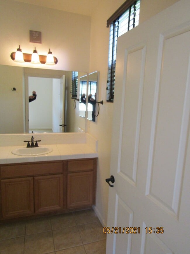 Building Photo - Centrally Located Single Story Home in Traditions