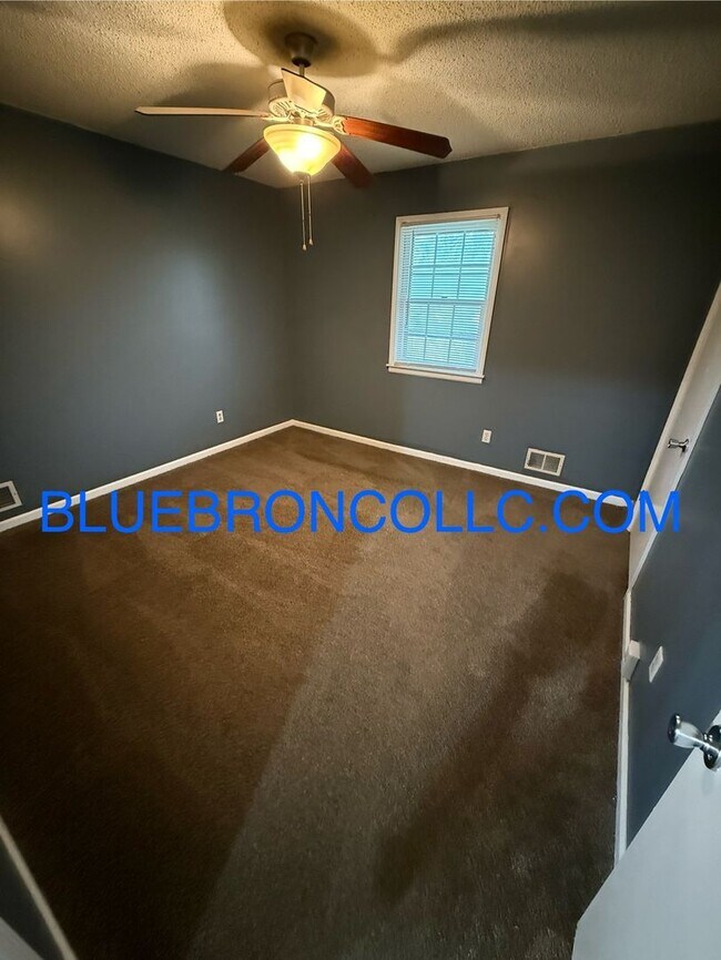 Building Photo - 1507 NE White Dr