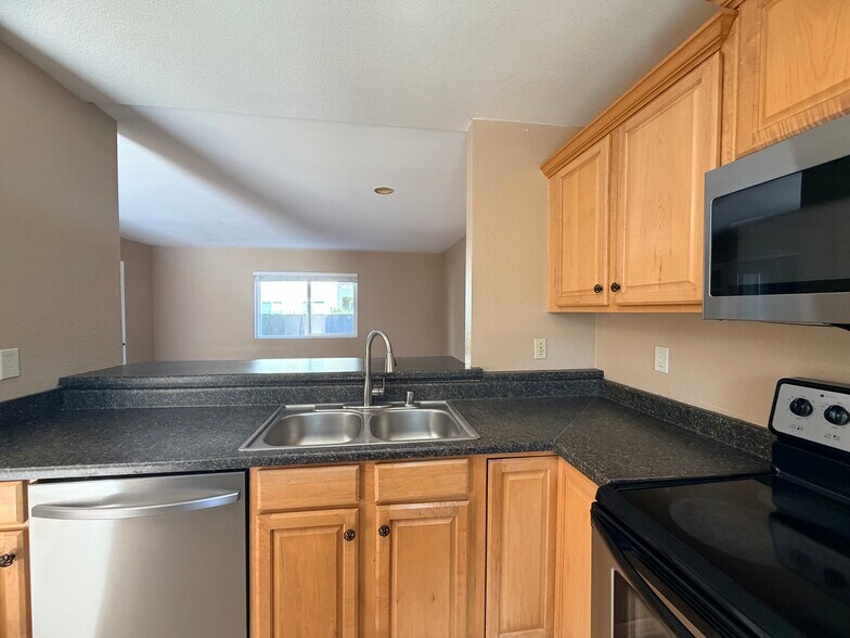 Building Photo - 7545 Charmant Dr