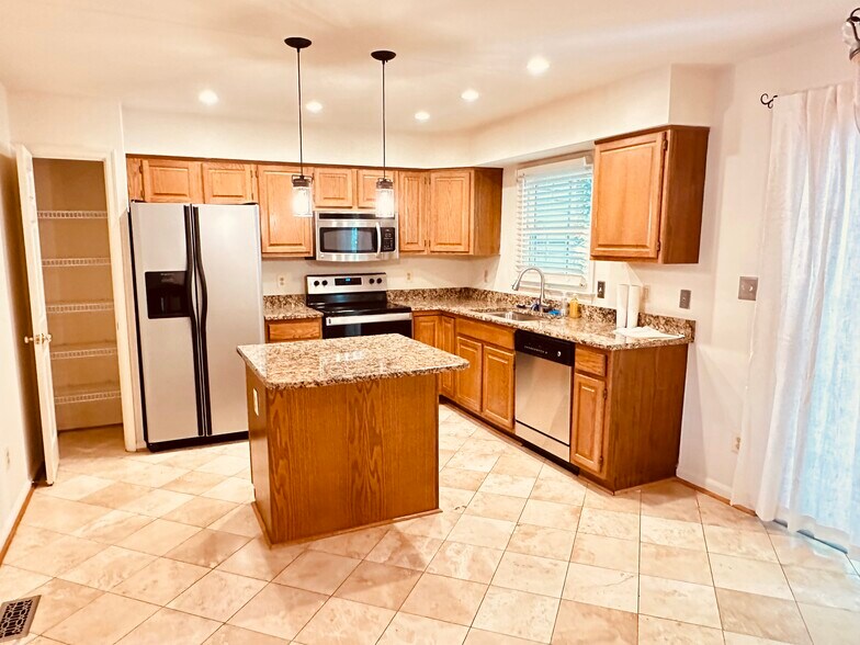 Granite countertops, stainless steel appliances, pantry - 397 S Pickett St